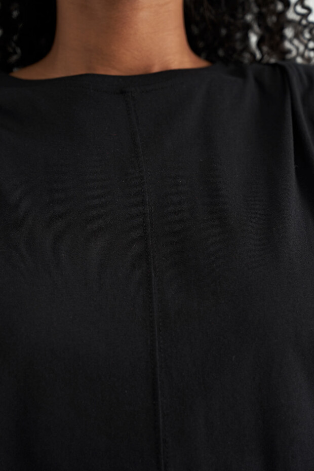 Siyah Vatka Omuz Detaylı O Yaka Rahat Kalıp Kadın T-Shirt - 02185