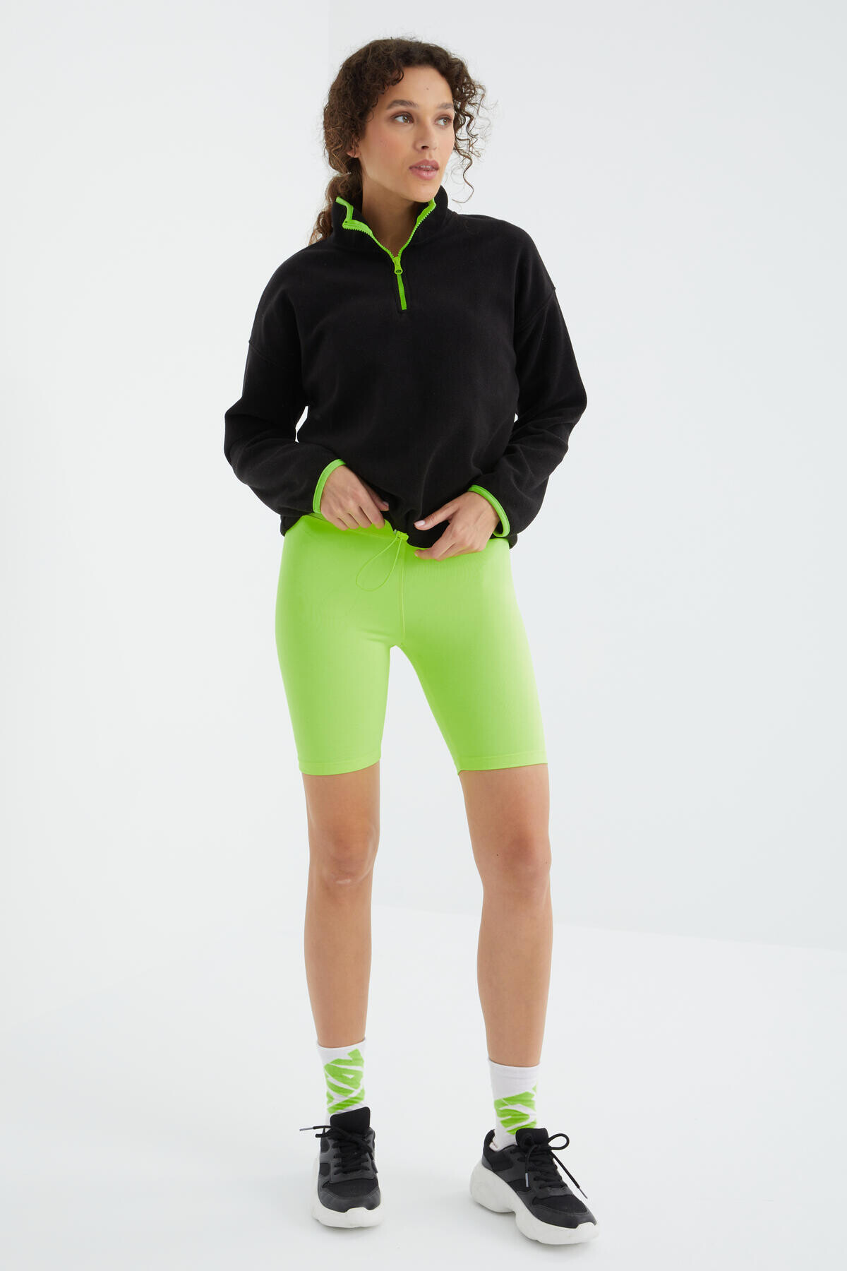 Siyah Yarım Fermuar Etek Ucu Büzgülü Dik Yaka Oversize Kadın Polar Sweatshirt - 97234 - TOMMYLIFE (1)