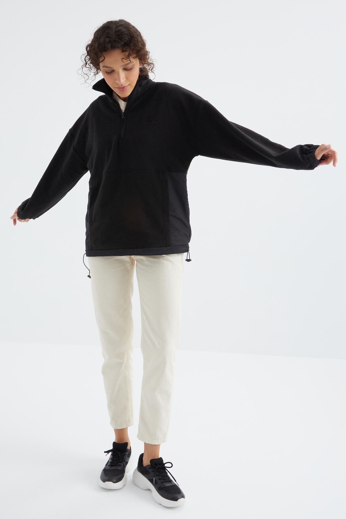 Siyah Yarım Fermuar Etek Ucu Büzgülü Dik Yaka Oversize Kadın Polar Sweatshirt - 97236 - TOMMYLIFE (1)