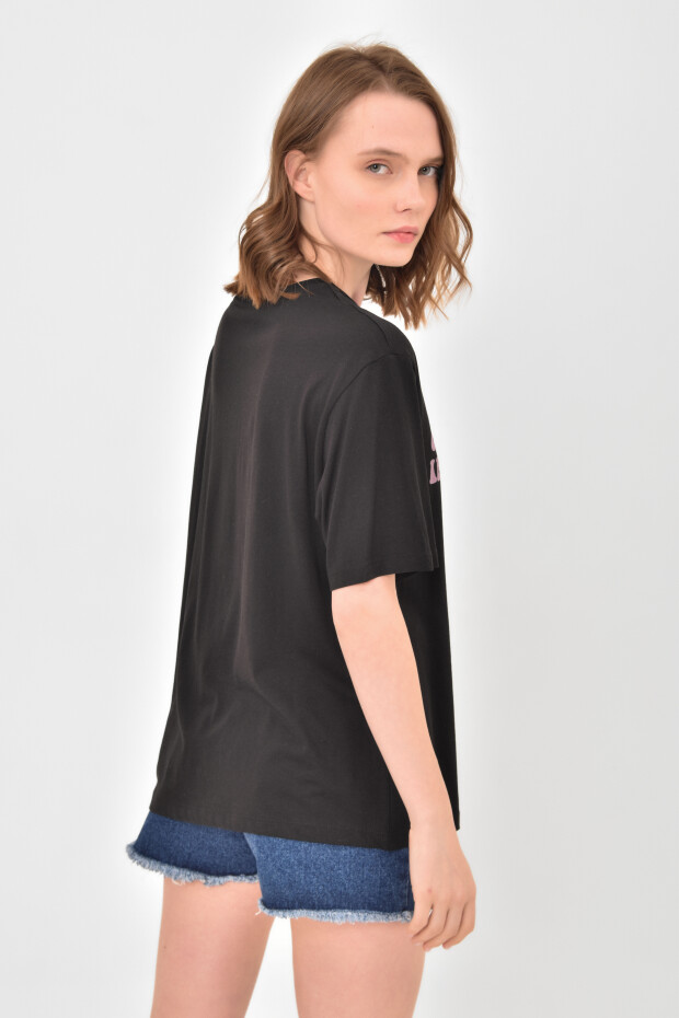 Siyah Yazı Baskılı Düşük Omuzlu O Yaka Oversize Kadın T-Shirt - 02305