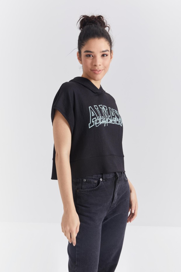 Siyah Yazı Baskılı Kapüşonlu Oversize Bürümcük Kumaş Kadın Crop Top T-Shirt - 97229