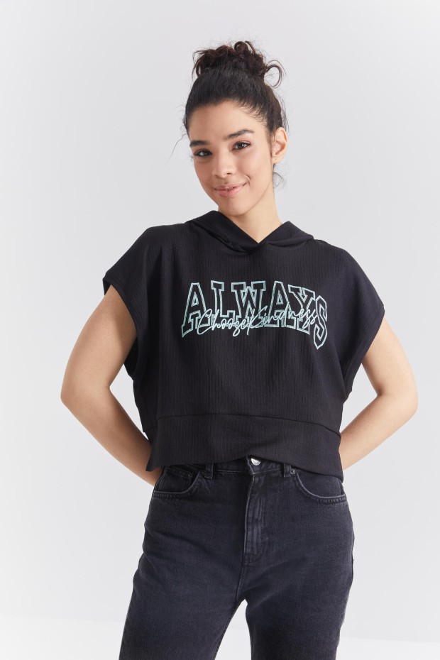 Siyah Yazı Baskılı Kapüşonlu Oversize Bürümcük Kumaş Kadın Crop Top T-Shirt - 97229