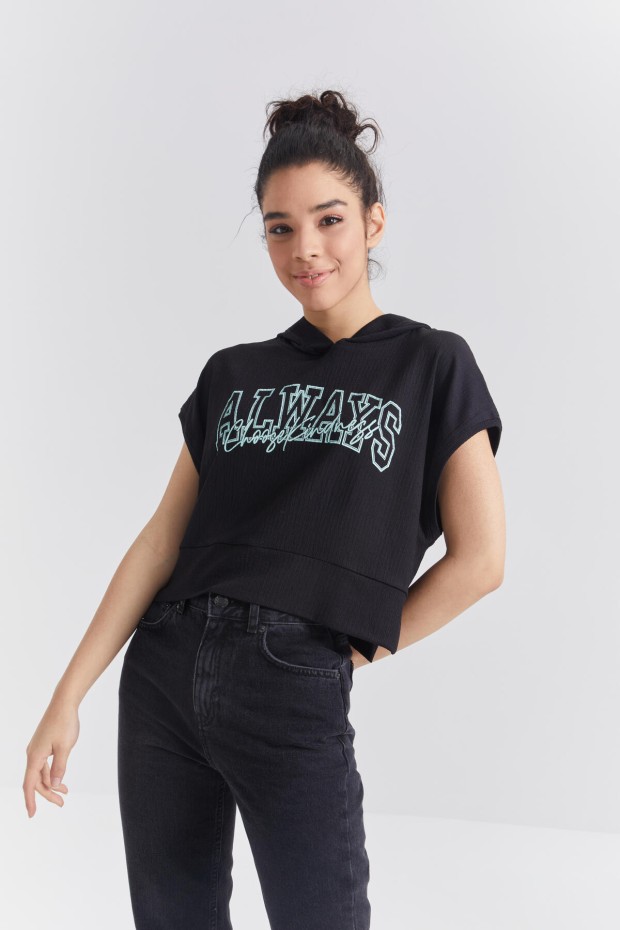 Siyah Yazı Baskılı Kapüşonlu Oversize Bürümcük Kumaş Kadın Crop Top T-Shirt - 97229