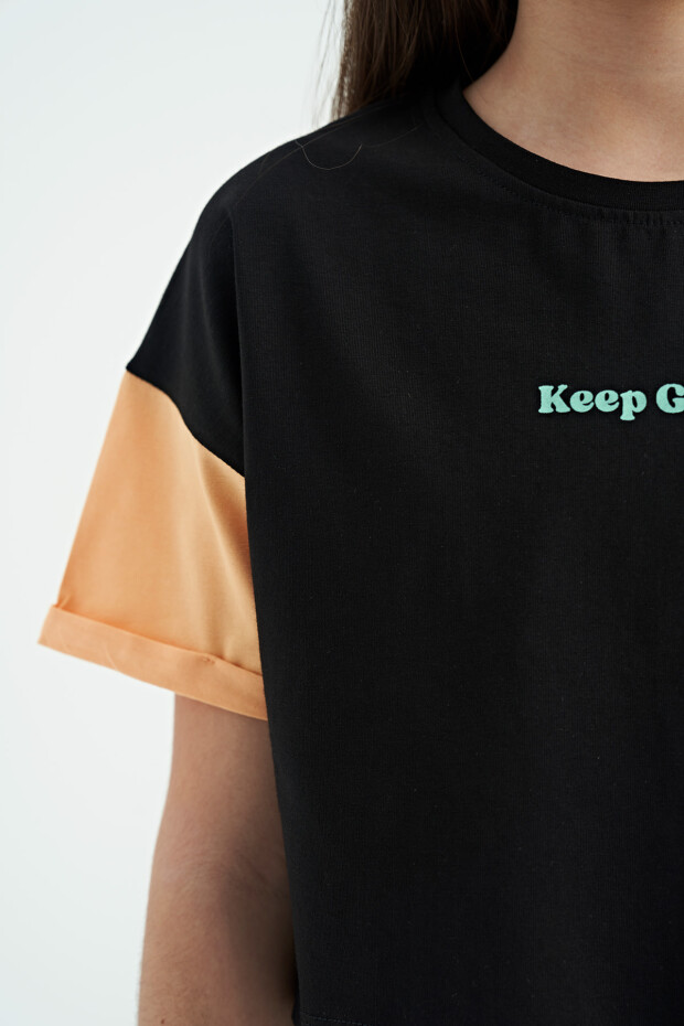 Siyah Yazı Baskılı O Yaka Düşük Omuzlu Oversize Kız Çocuk T-Shirt - 75130