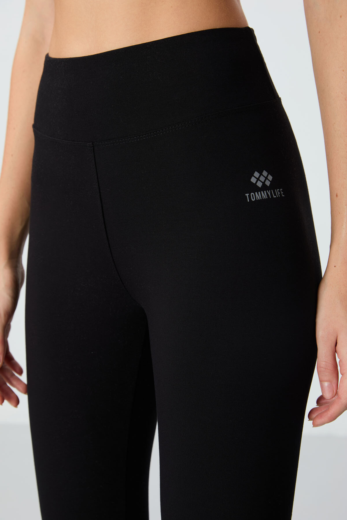 Siyah Yüksek Bel Slim Fit Dar Paça Kadın Kapri Tayt - 93097 - TOMMYLIFE (1)