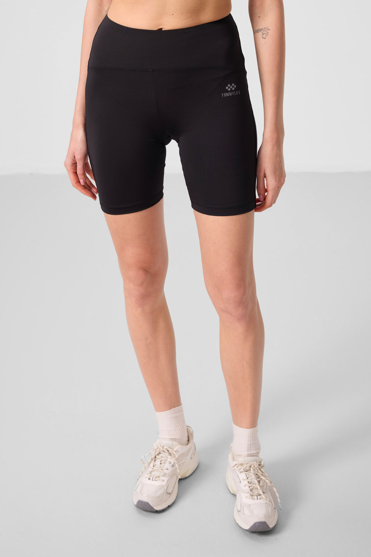 Siyah Yüksek Bel Toparlayıcı Kısa Biker Kadın Tayt - 91007 - TOMMYLIFE (1)