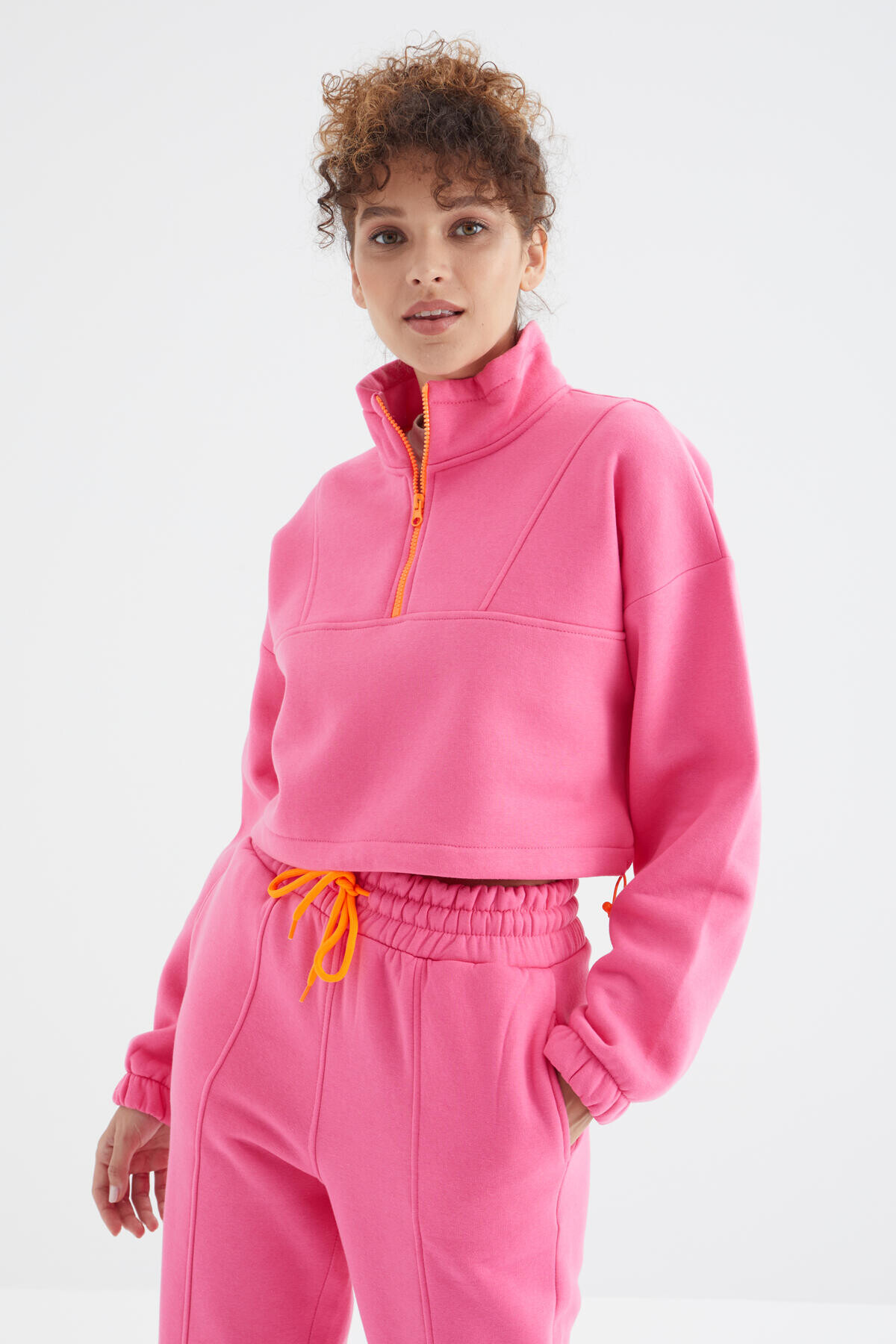 Şeker Pembe Düşük Omuzlu Beli Büzgülü Yarım Boy Fermuarlı Oversıze Kadın Eşofman Takım - 95321 - TOMMYLIFE (1)