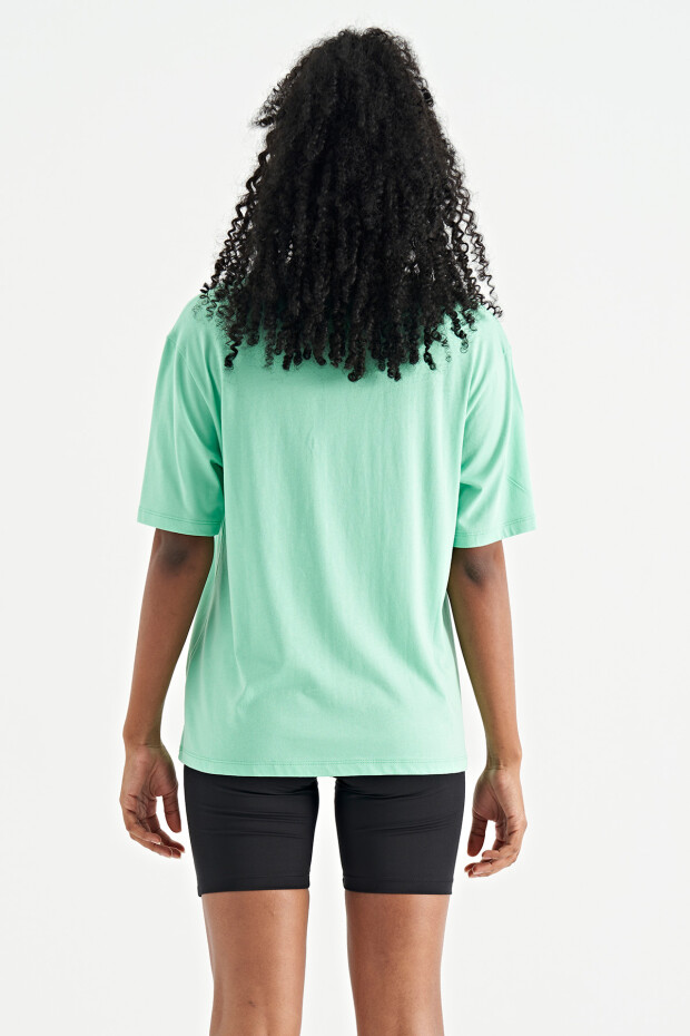 Su Yeşili Yazı Baskılı Düşük Omuzlu Oversize Basic Kadın T-Shirt - 02306