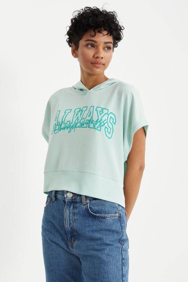 Su Yeşili Yazı Baskılı Kapüşonlu Oversize Bürümcük Kumaş Kadın Crop Top T-Shirt - 97229