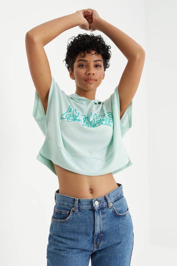 Su Yeşili Yazı Baskılı Kapüşonlu Oversize Bürümcük Kumaş Kadın Crop Top T-Shirt - 97229