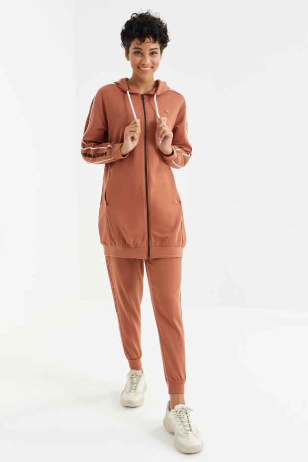 Tarçın Kapüşonlu Fermuarlı Kolu Yazı Nakışlı Rahat Form Kadın Eşofman Tunik Takım - 95314