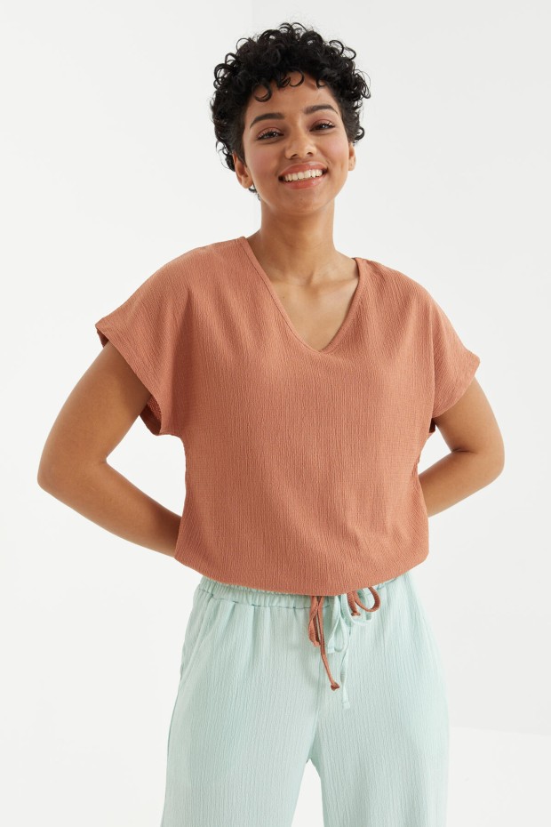 Tarçın V Yaka Düşük Omuz Beli Bağcıklı Bürümcük Kumaş Kadın T-Shirt - 97224