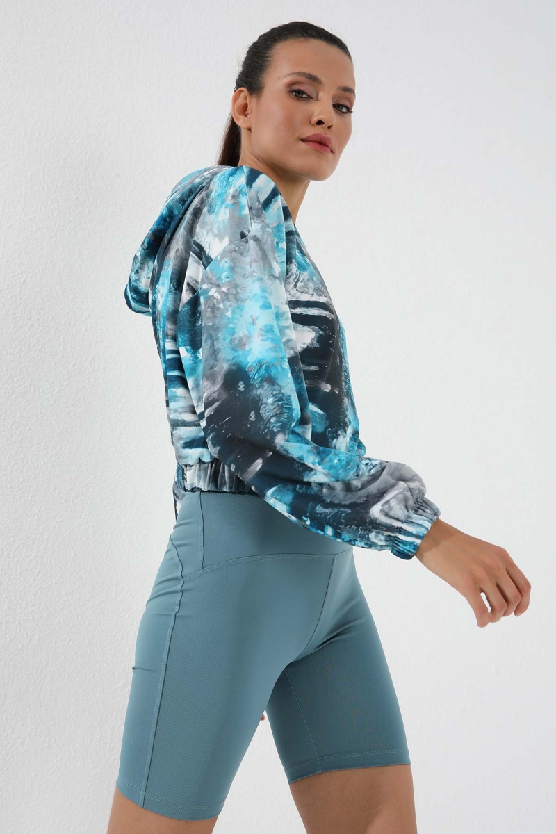 Turkuaz Karışık Batik Desenli Lastikli Kapüşonlu Kadın Oversize Crop Top Sweatshirt - 97140