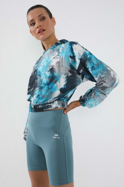 Turkuaz Karışık Batik Desenli Lastikli Kapüşonlu Kadın Oversize Crop Top Sweatshirt - 97140 - Thumbnail