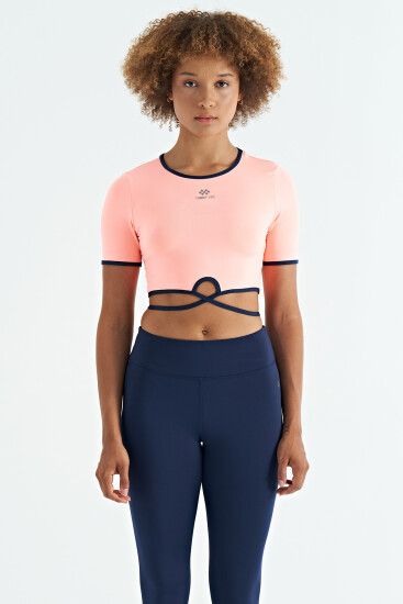 Yavruagzı Bel Bağlama Detaylı O Yaka Standart Kalıp Dalgıç Kumaş Kadın Crop T-Shirt - 97266 - TOMMYLIFE (1)