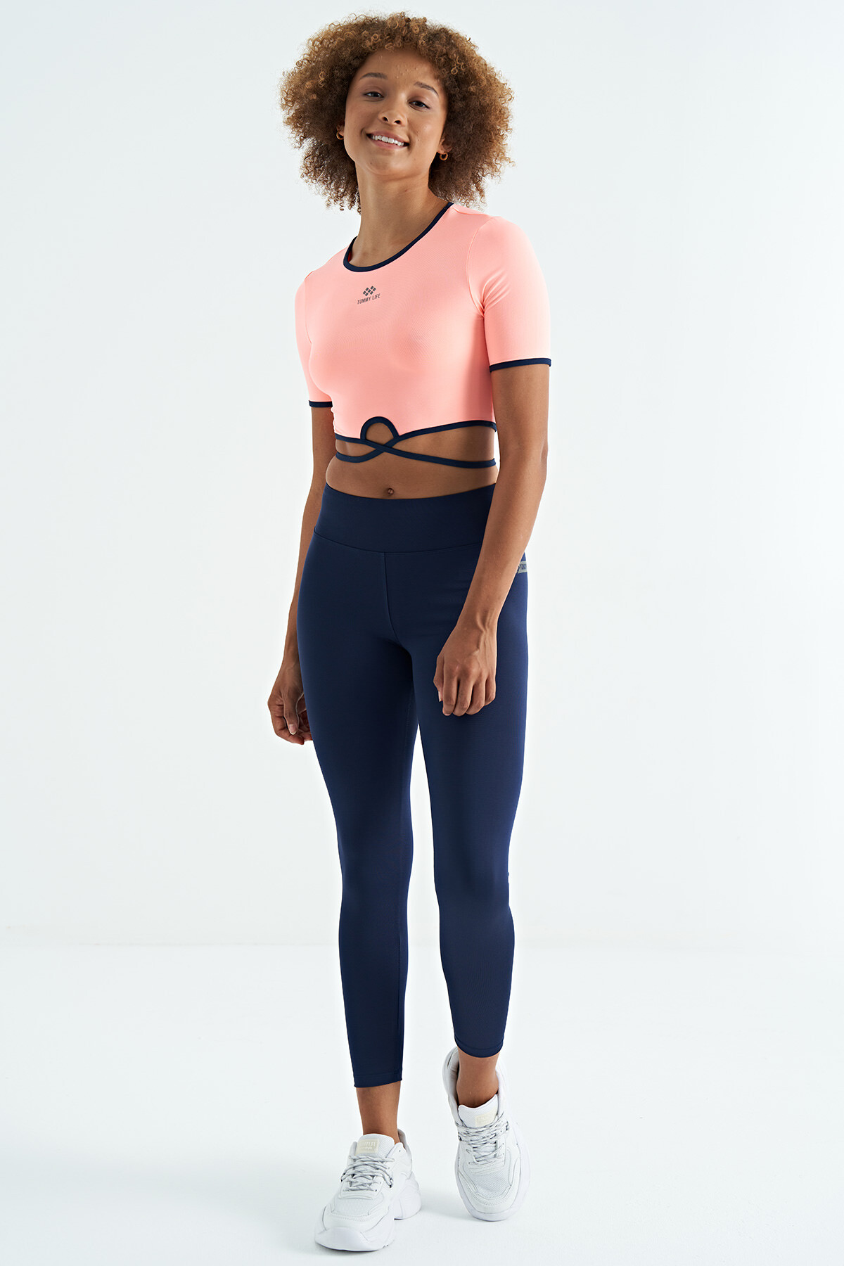 Yavruagzı Bel Bağlama Detaylı O Yaka Standart Kalıp Dalgıç Kumaş Kadın Crop T-Shirt - 97266 - TOMMYLIFE