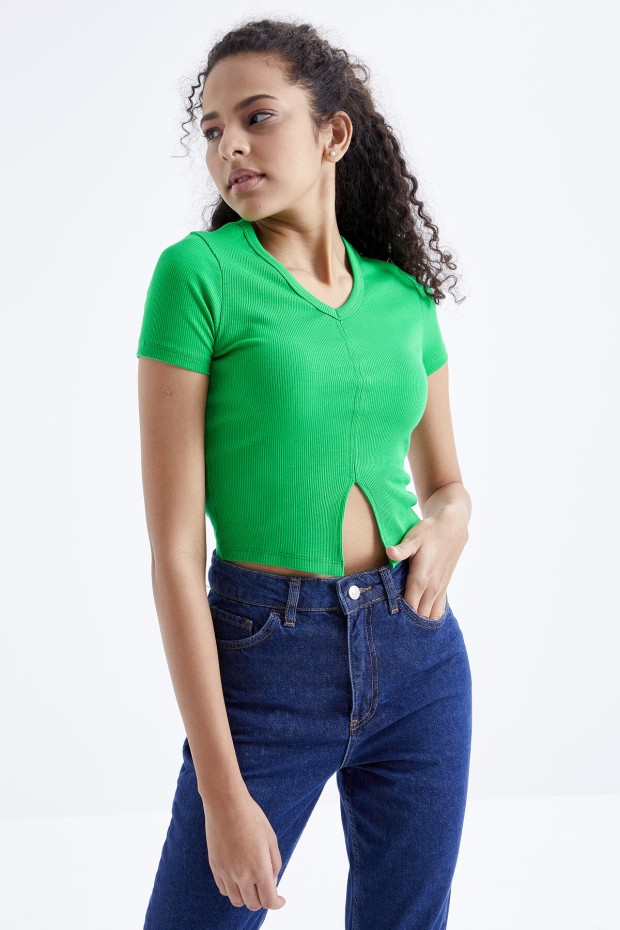 Yeşil Basic Önü Yırtmaçlı V Yaka Kadın Crop Top T-Shirt - 97206