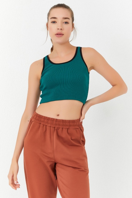 Yeşil Basic Sıfır Kol Dar Kalıp U Yaka Kadın Crop Top Atlet - 97160 - Thumbnail