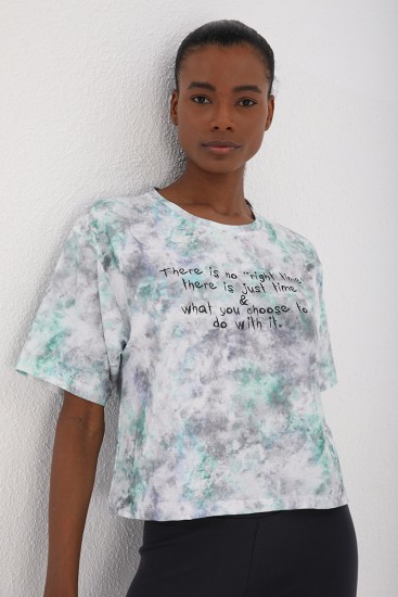 Yeşil Yazı Baskılı Karışık Batik Desenli O Yaka Kadın Oversize T-Shirt - 97129 - Thumbnail