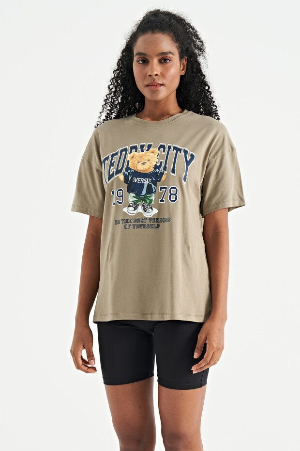 Zeytin Yeşil Ayıcık Baskılı O Yaka Düşük Omuzlu Oversize Kadın T-Shirt - 02182