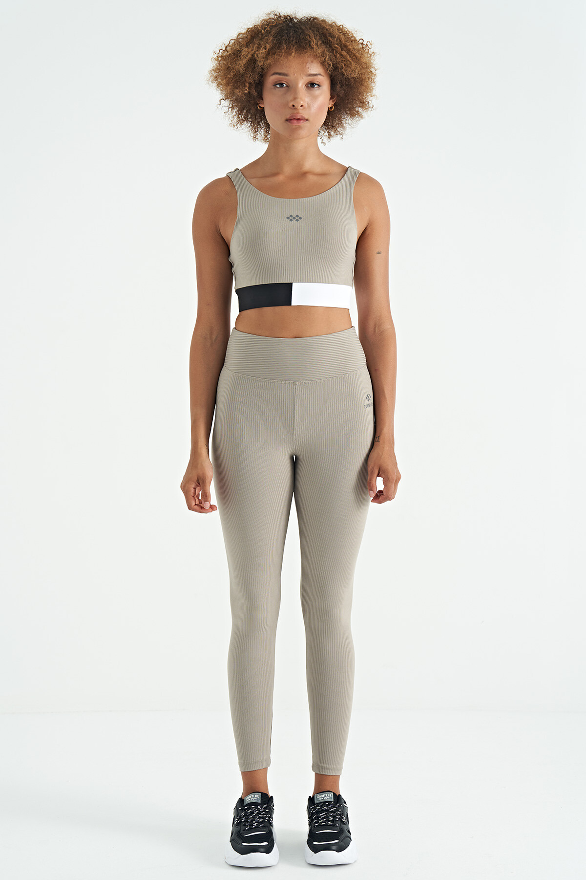 Zeytin Yeşil Renk Bloklu Logo Baskılı Dar Kalıp Fitilli Kadın Büstiyer - 97275 - TOMMYLIFE (1)