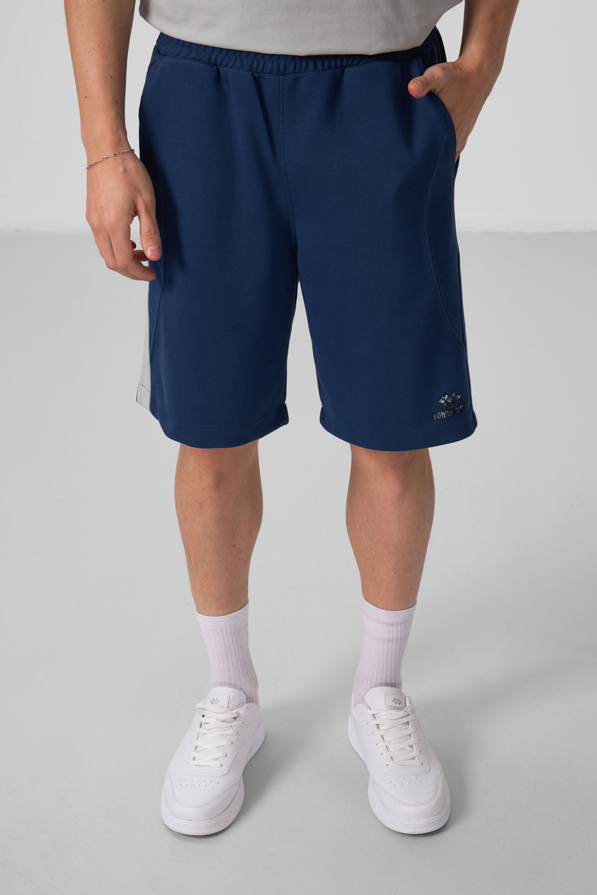 Parlament Yüzeyi Dokulu Oversize Erkek Şort - 81288 - TOMMYLIFE (1)