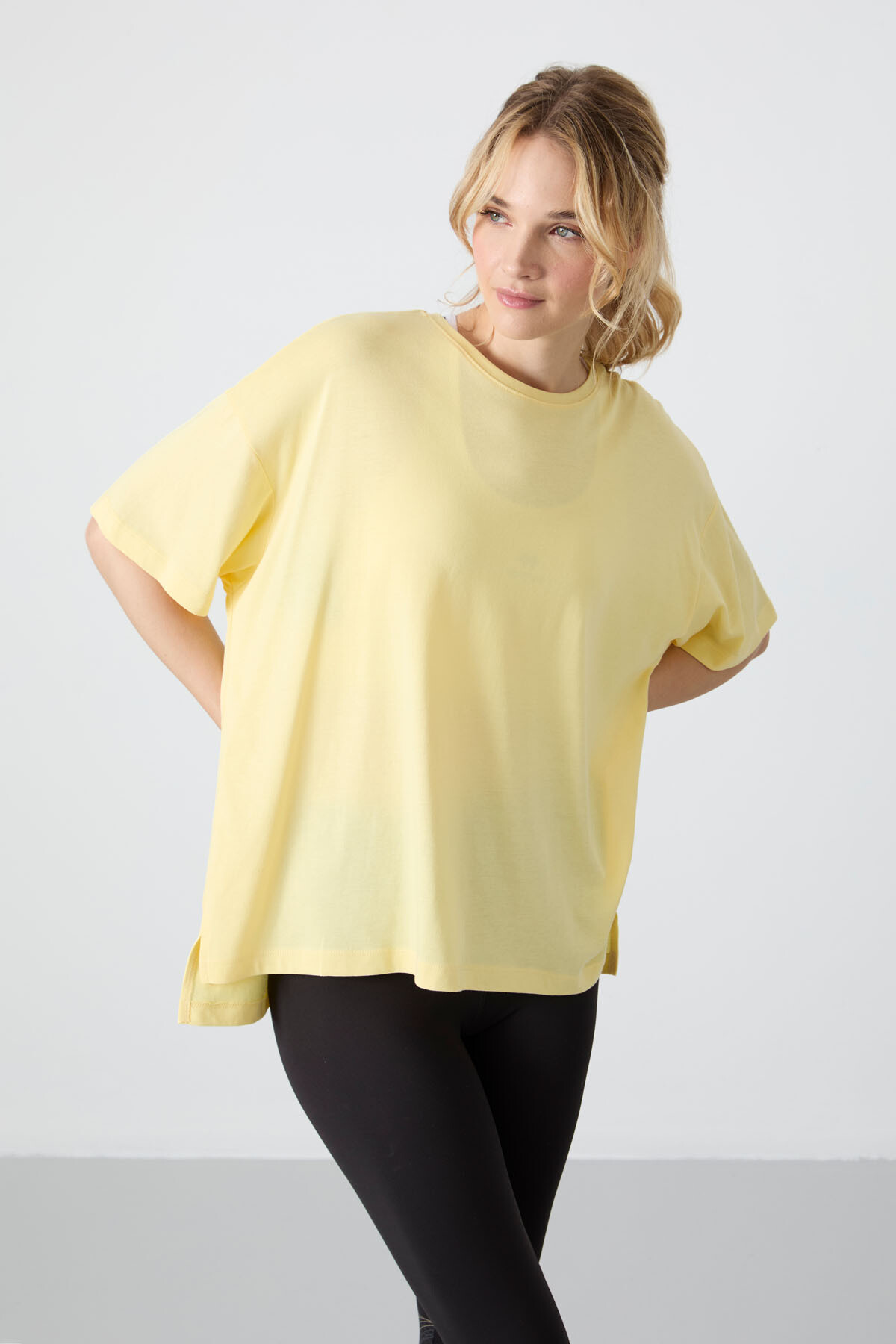 Sarı Penye Modal Yumuşak Tuşeli Oversize Fit Basic Kadın T-Shirt- 97285 - TOMMYLIFE