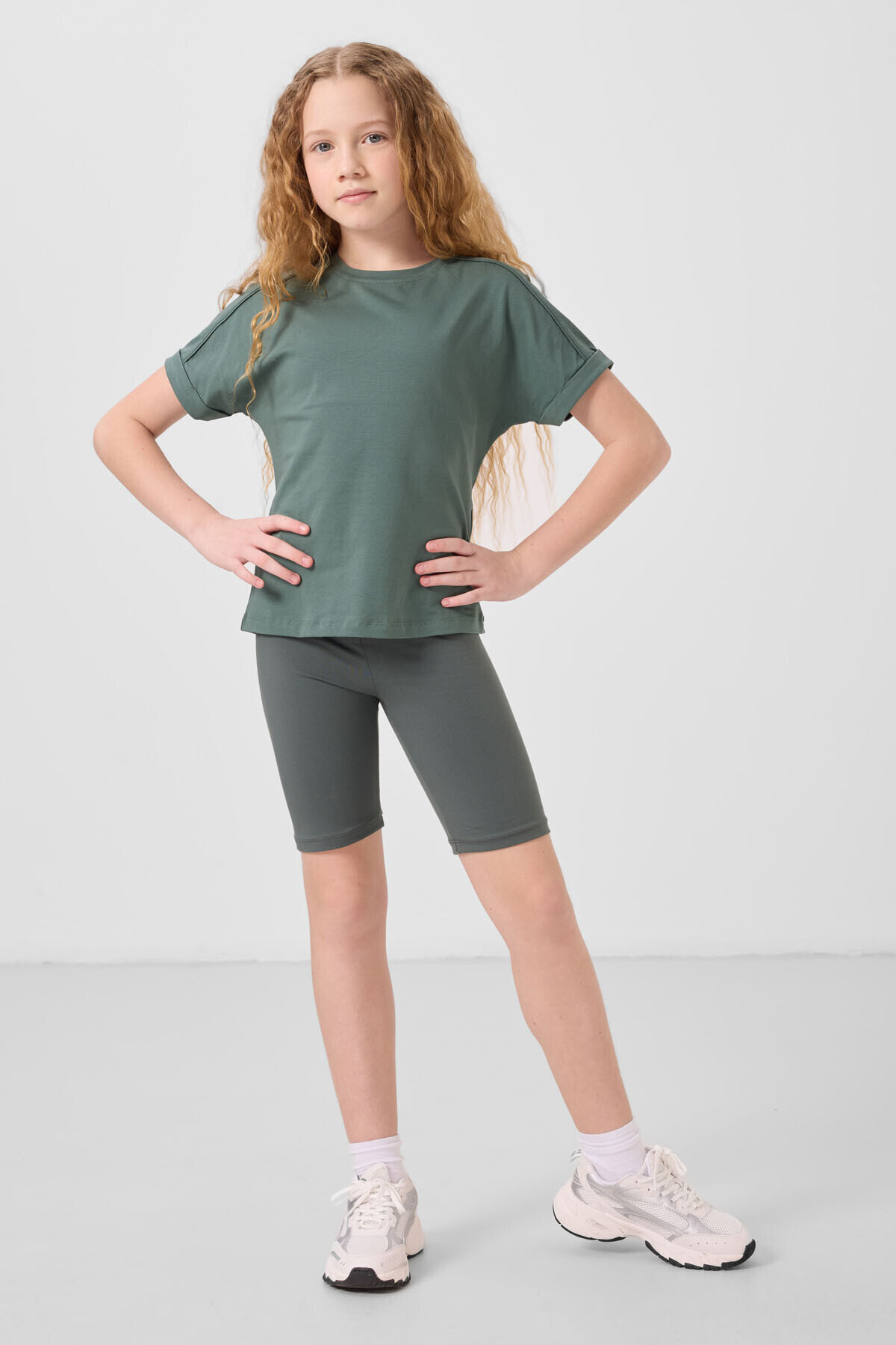 Oversize Fit O Yaka Basic 3'lü Paket Beyaz-Koyu Bej-Açık Yeşil Kız Çocuk T-Shirt - 75182 - TOMMYLIFE (1)