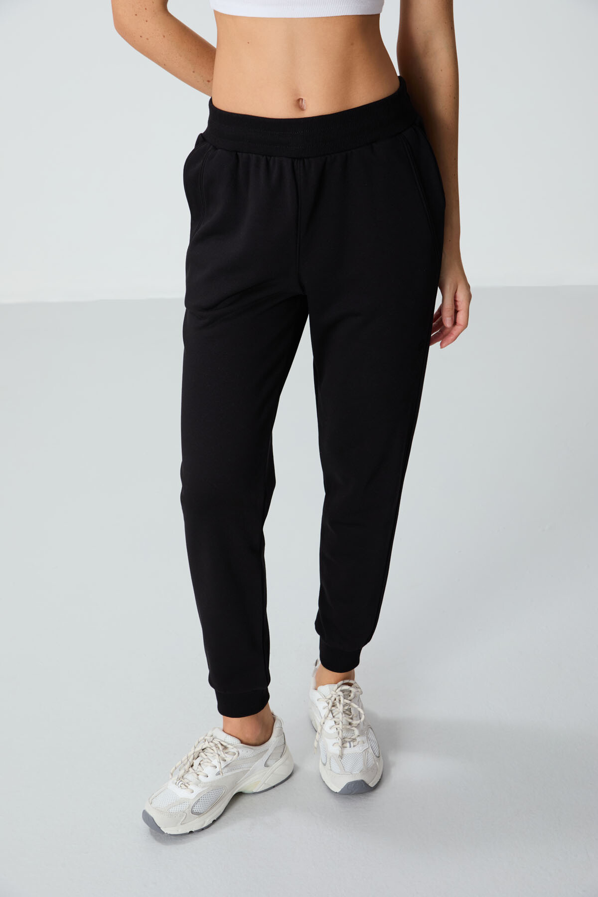 Siyah Kompakt Pamuklu Kalın Pürüzsüz Dokulu Standart Fit Kadın Eşofman Altı - 94660 - TOMMYLIFE (1)