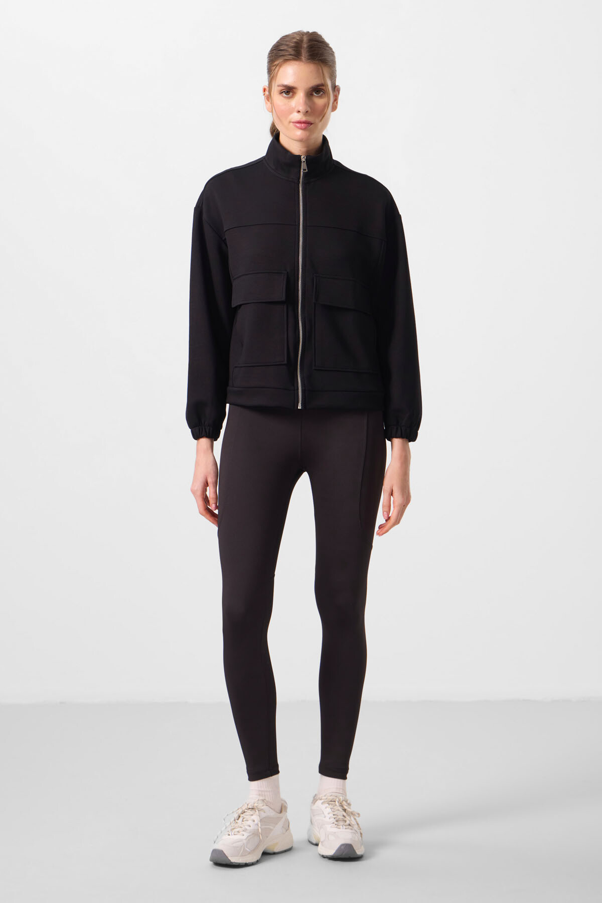 Siyah Yumuşak Dokulu Dik Yaka Oversize Kargo Cepli Kadın Crop Top Sweatshirt - 97301 - TOMMYLIFE (1)