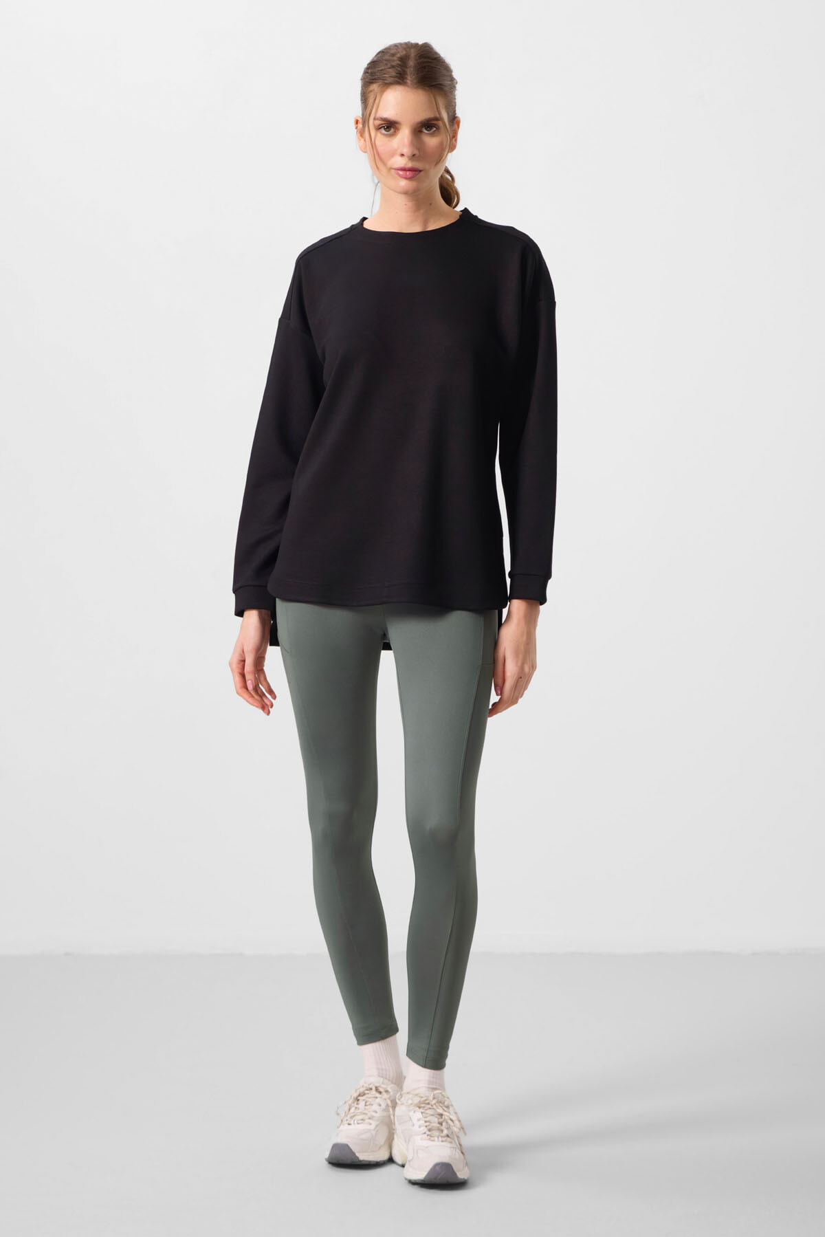 Siyah Yumuşak Dokulu O Yaka Rahat Form Kadın Tunik Sweatshirt - 97305 - TOMMYLIFE (1)