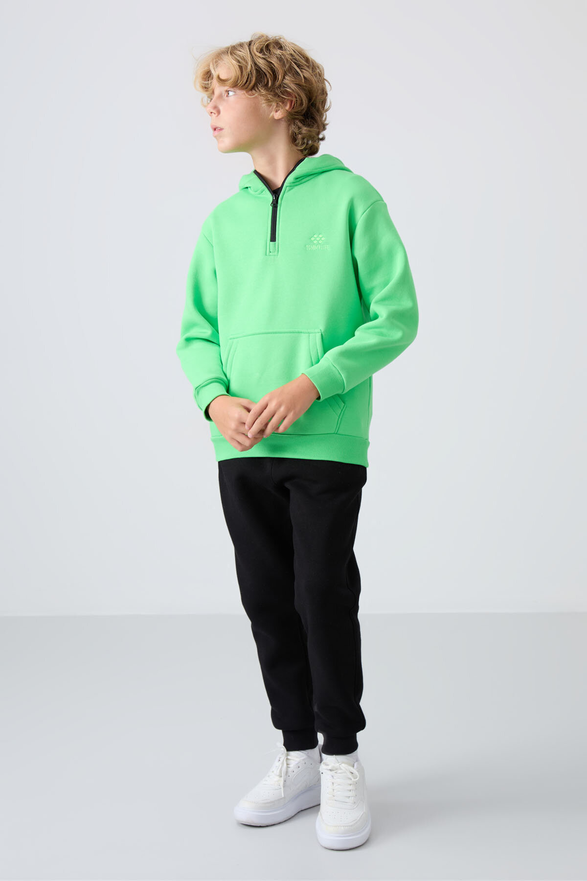 Siyah Pamuklu Kalın İçi Tüylü Standart Fit Nakışlı Erkek Çocuk Eşofman Alt - 11224 - TOMMYLIFE