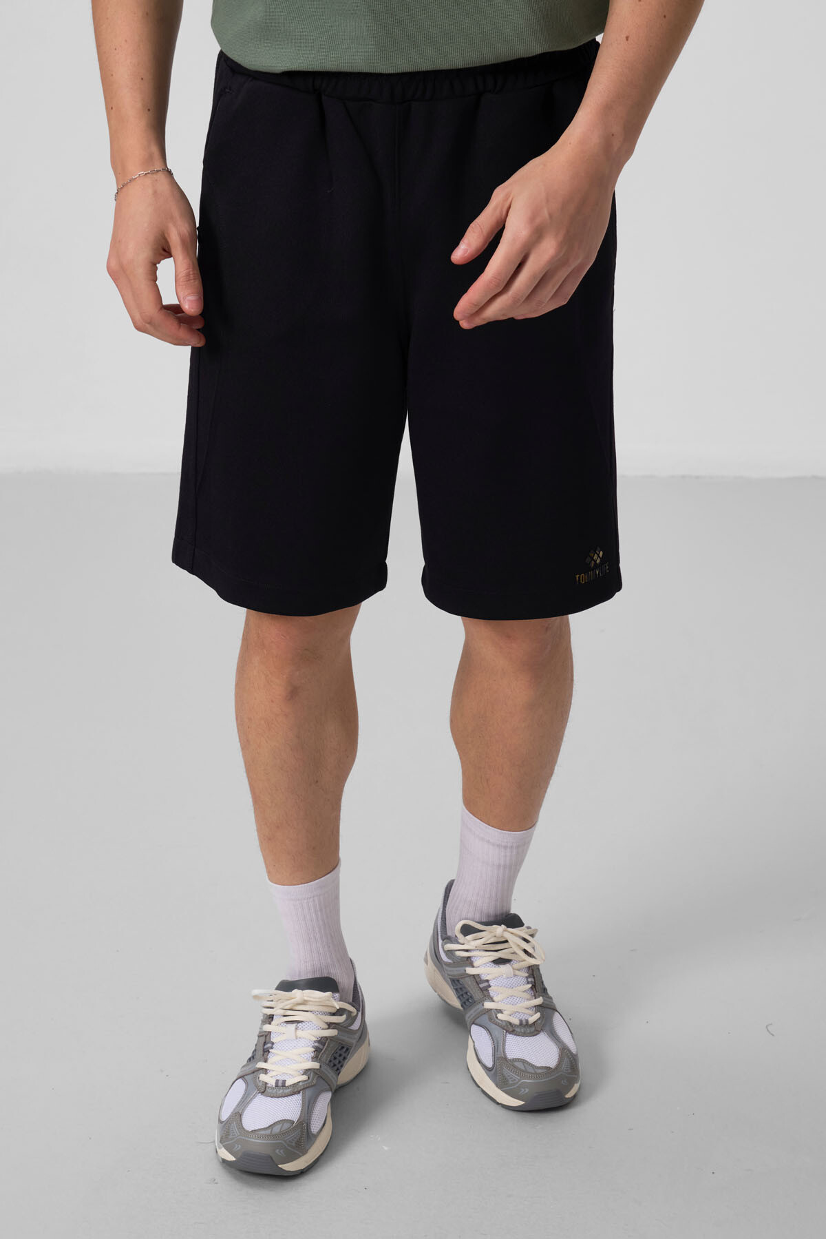 Siyah Yüzeyi Dokulu Oversize Erkek Şort - 81288 - TOMMYLIFE (1)