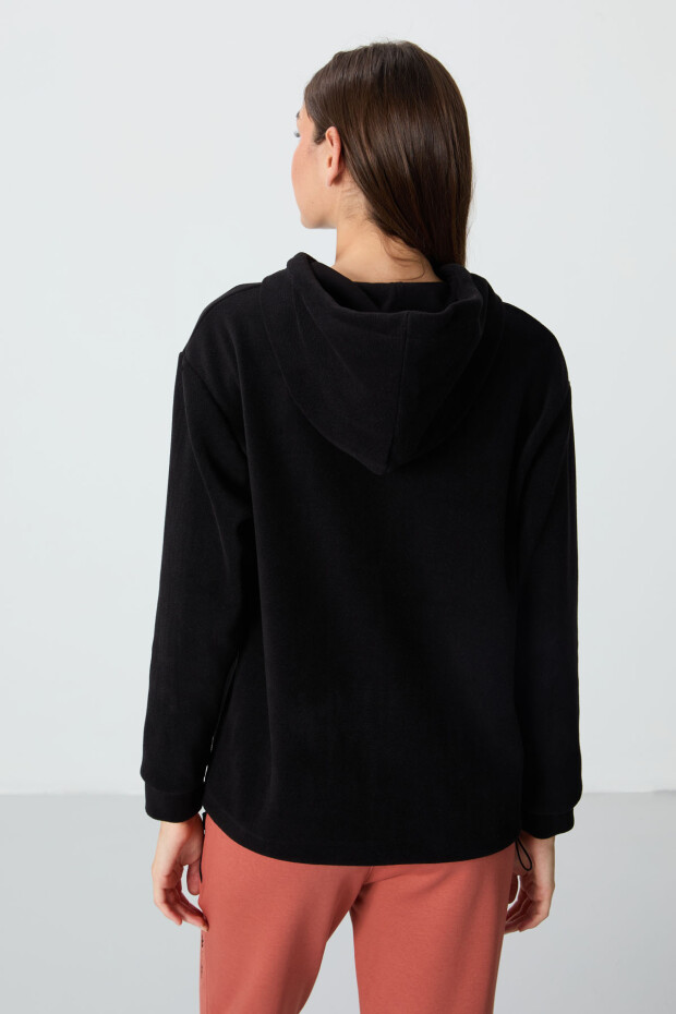 Siyah Kalın Yumuşak Dokulu Kapüşonlu Rahat Form Nakışlı Polar Kadın Sweatshirt - 97292 - 6