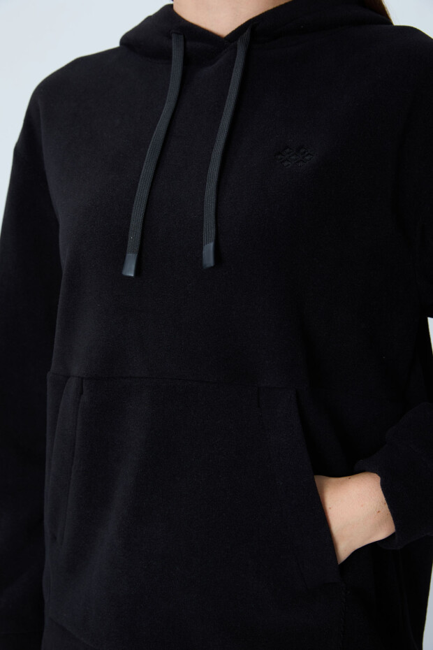 Siyah Kalın Yumuşak Dokulu Kapüşonlu Rahat Form Nakışlı Polar Kadın Sweatshirt - 97292 - 5