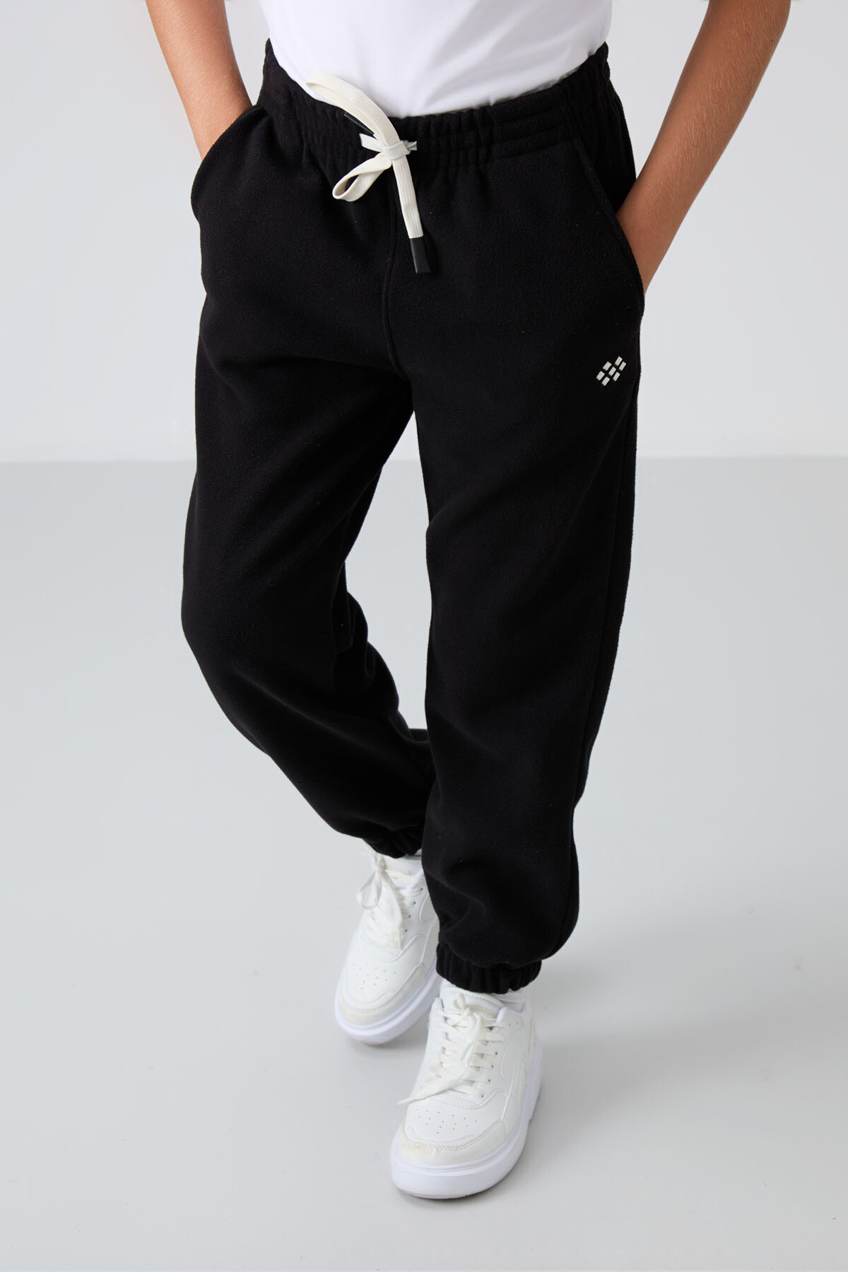 Siyah Kalın Yumuşak Dokulu Standart Fit Nakışlı Polar Erkek Çocuk Eşofman Alt - 11220 - TOMMYLIFE (1)