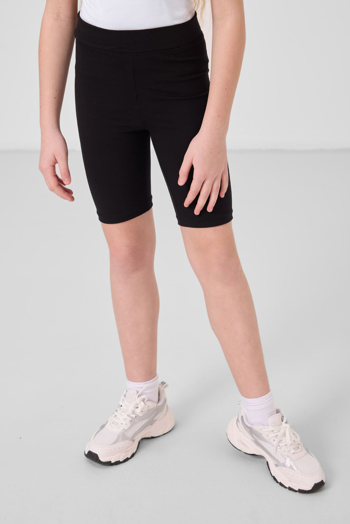 Siyah Pamuklu Kısa Paça Standart Fit Basic Kız Çocuk Tayt - 75188 - TOMMYLIFE (1)