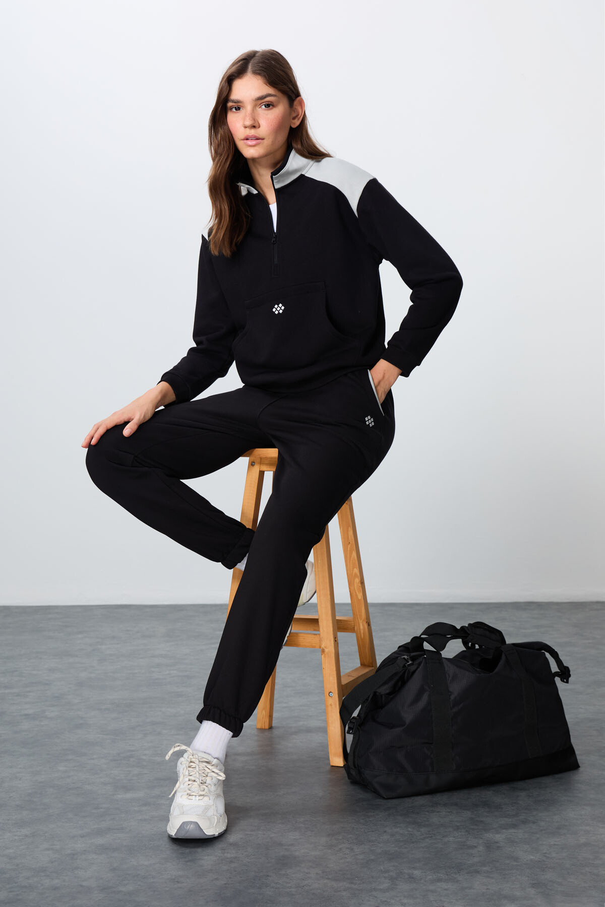 Siyah Kompakt Pamuklu Kalın Pürüzsüz Dokulu Dik Yaka Oversize Fit Kadın Eşofman Takım - 95342 - TOMMYLIFE