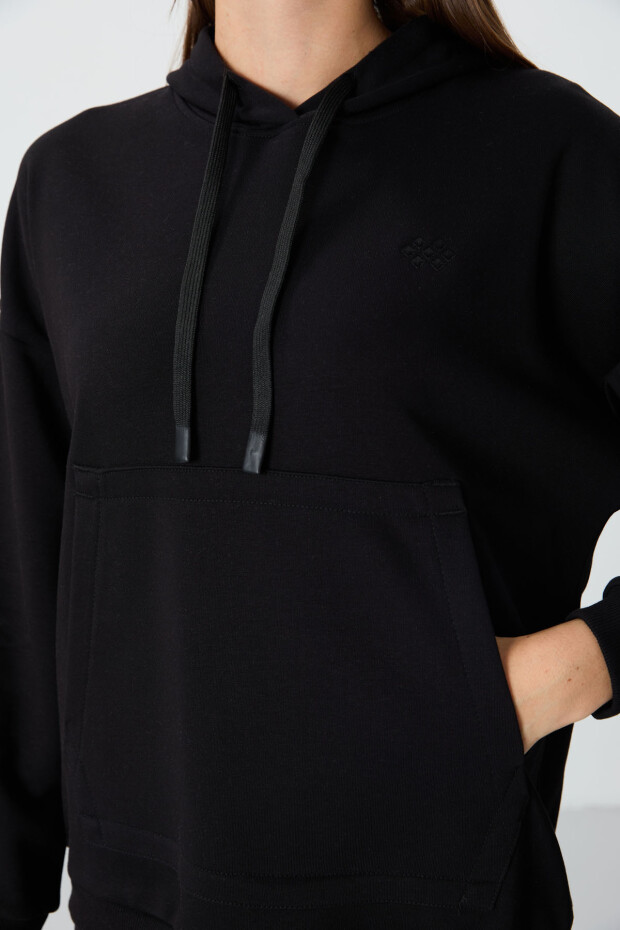 Siyah Kompakt Pamuklu Kalın Pürüzsüz Dokulu Kapüşonlu Rahat Form Fit Kadın Sweatshirt - 97291 - 2
