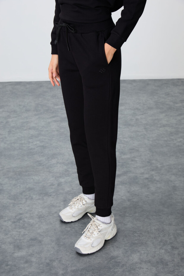 Siyah Kompakt Pamuklu Kalın Pürüzsüz Dokulu O Yaka Oversize Fit Kadın Eşofman Takım - 95341 - 6