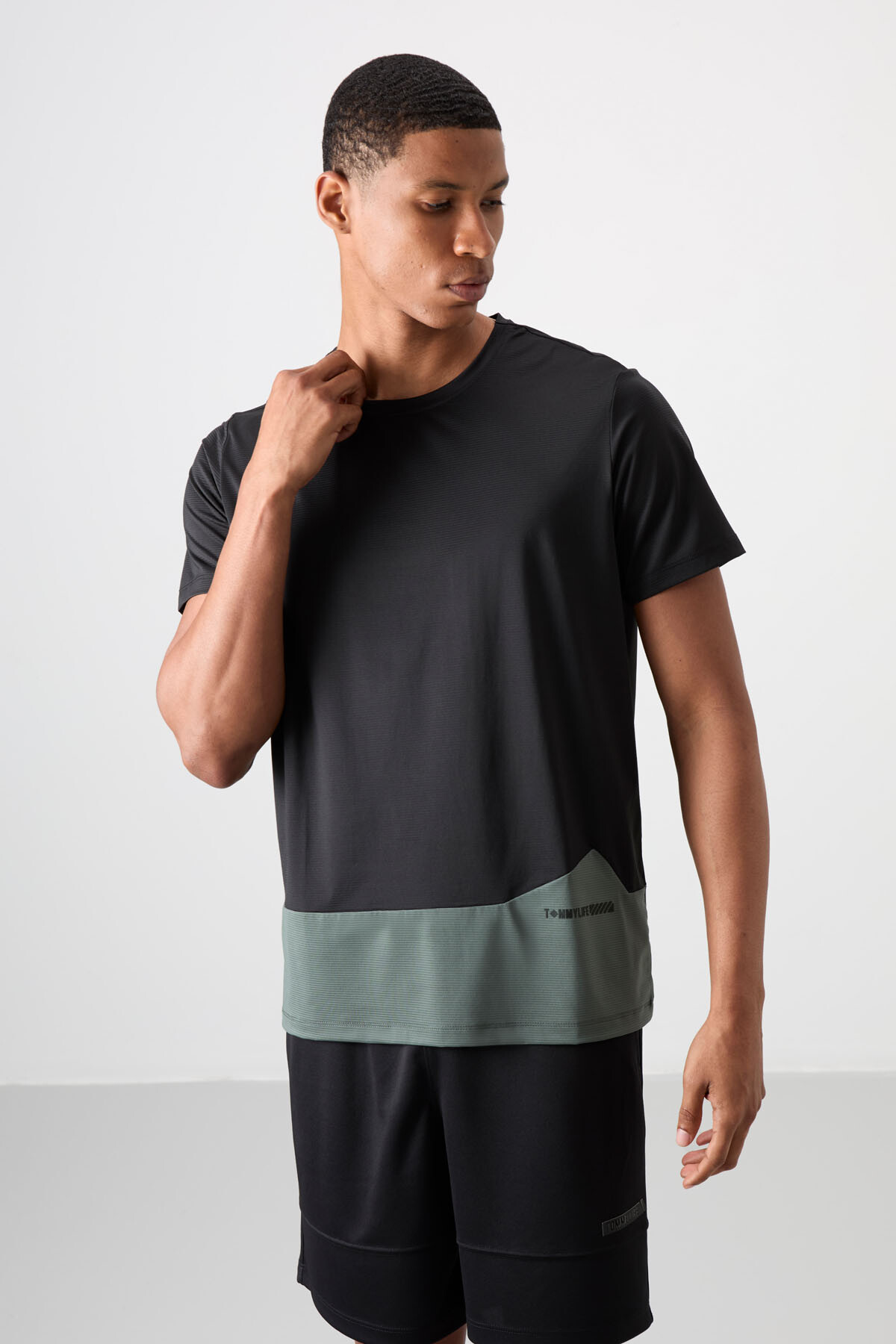 Siyah Nefes Alan Dokulu İnce Esnek Standart Fit Erkek Performans T-Shirt - 88383 - TOMMYLIFE
