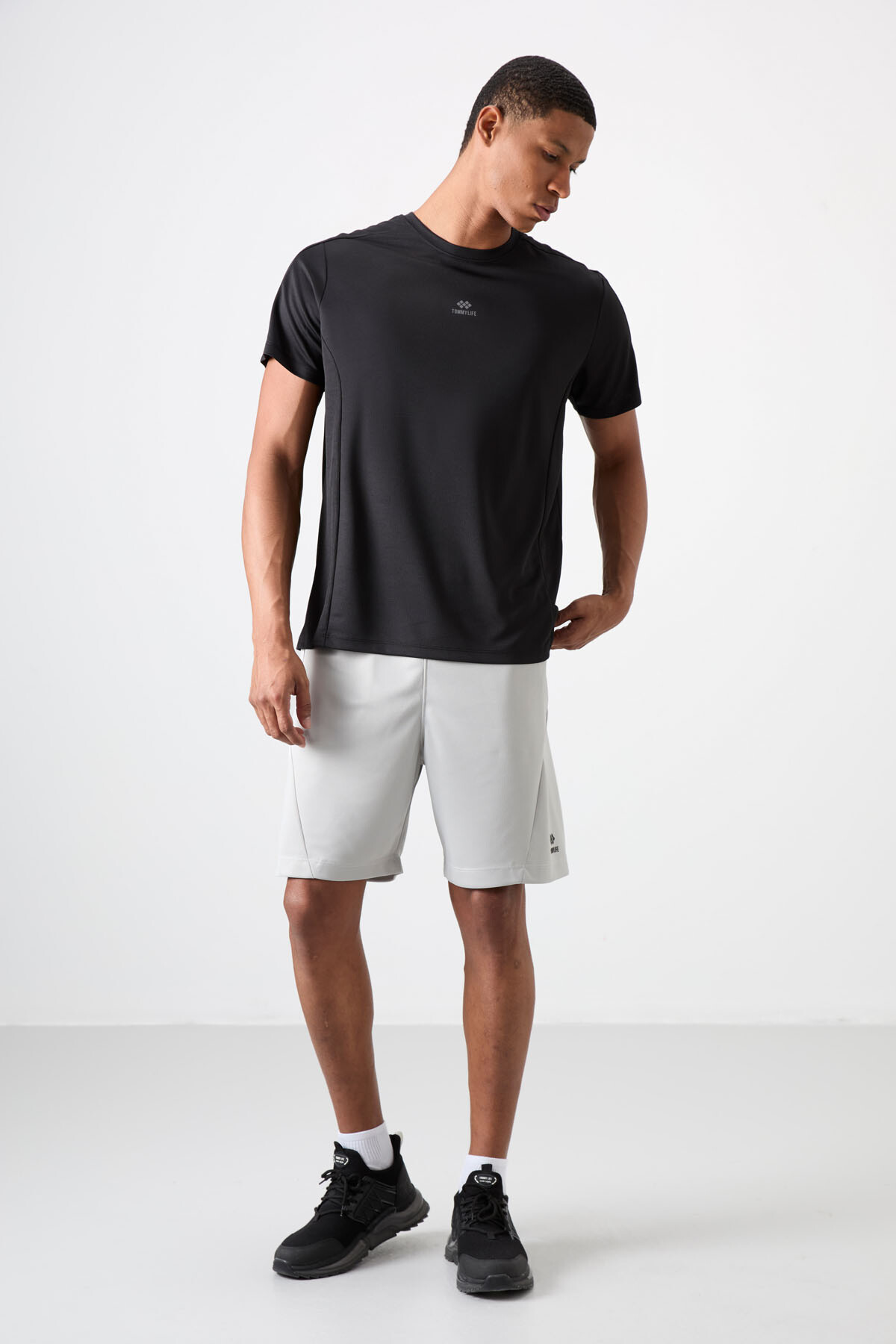 Siyah Nefes Alan Dokulu İnce Esnek Standart Fit Erkek Performans T-Shirt - 88390 - TOMMYLIFE (1)