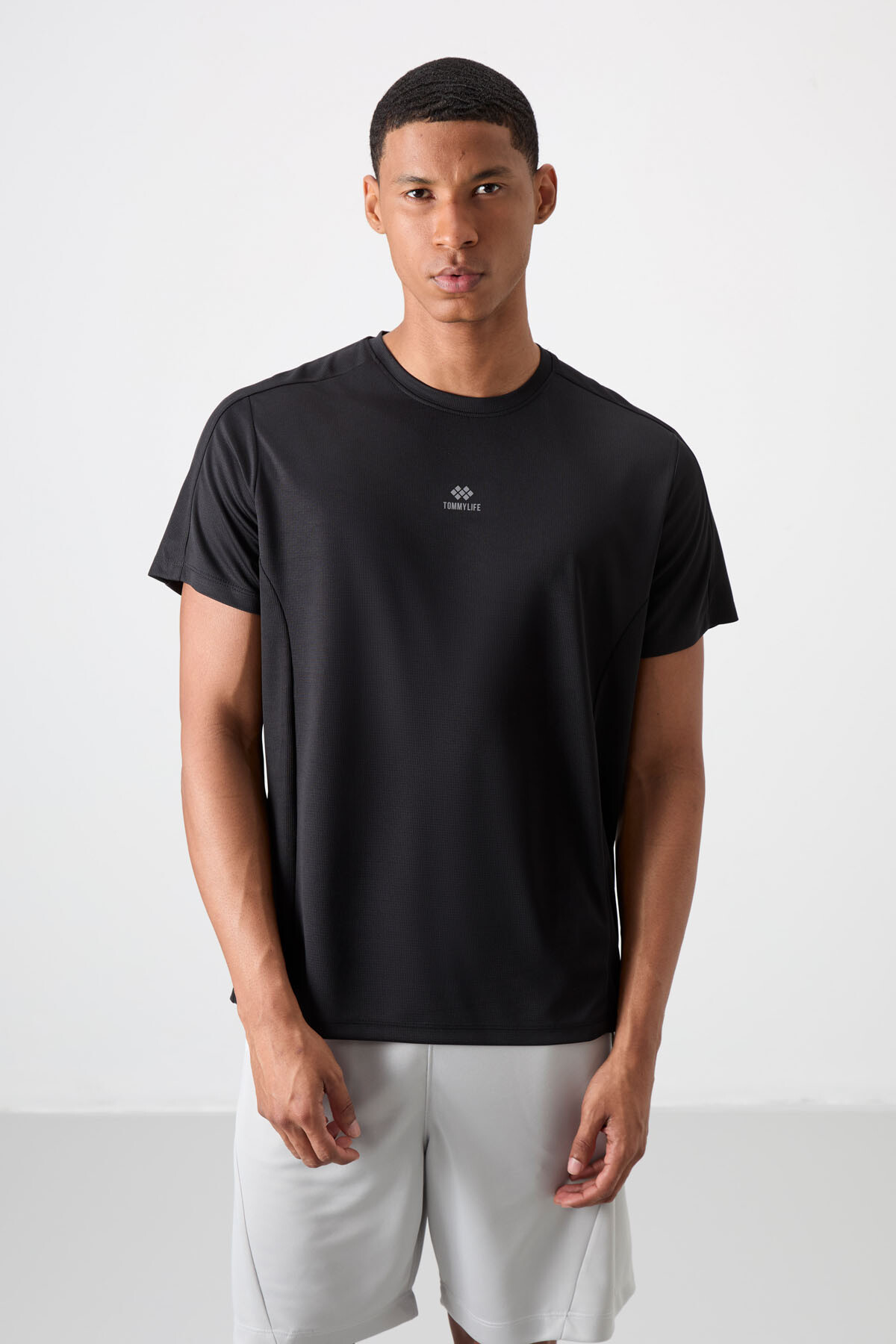 Siyah Nefes Alan Dokulu İnce Esnek Standart Fit Erkek Performans T-Shirt - 88390 - TOMMYLIFE