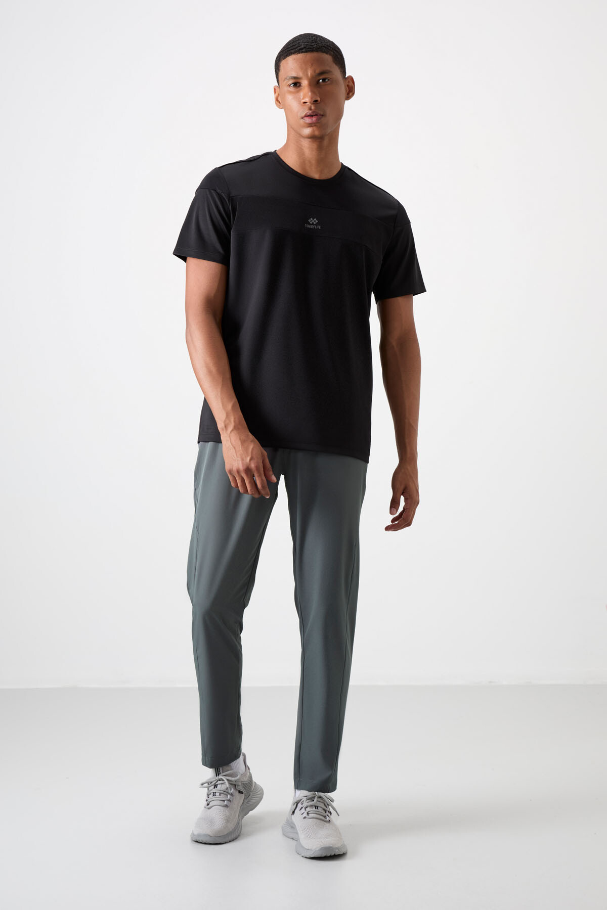 Siyah Nefes Alan Dokulu İnce Esnek Standart Fit Erkek Performans T-Shirt - 88396 - TOMMYLIFE (1)