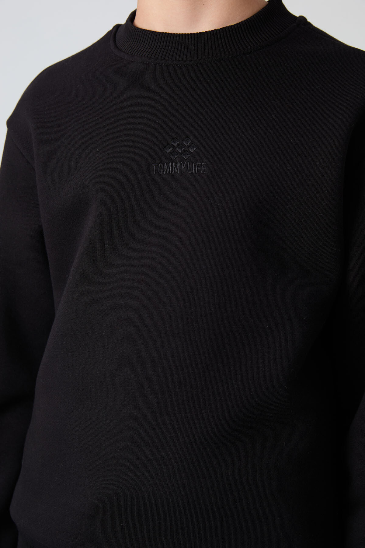Siyah Pamuklu Kalın İçi Tüylü Yumuşak Dokulu Standart Fit Nakışlı Erkek Çocuk Sweatshirt - 11232 - TOMMYLIFE (1)