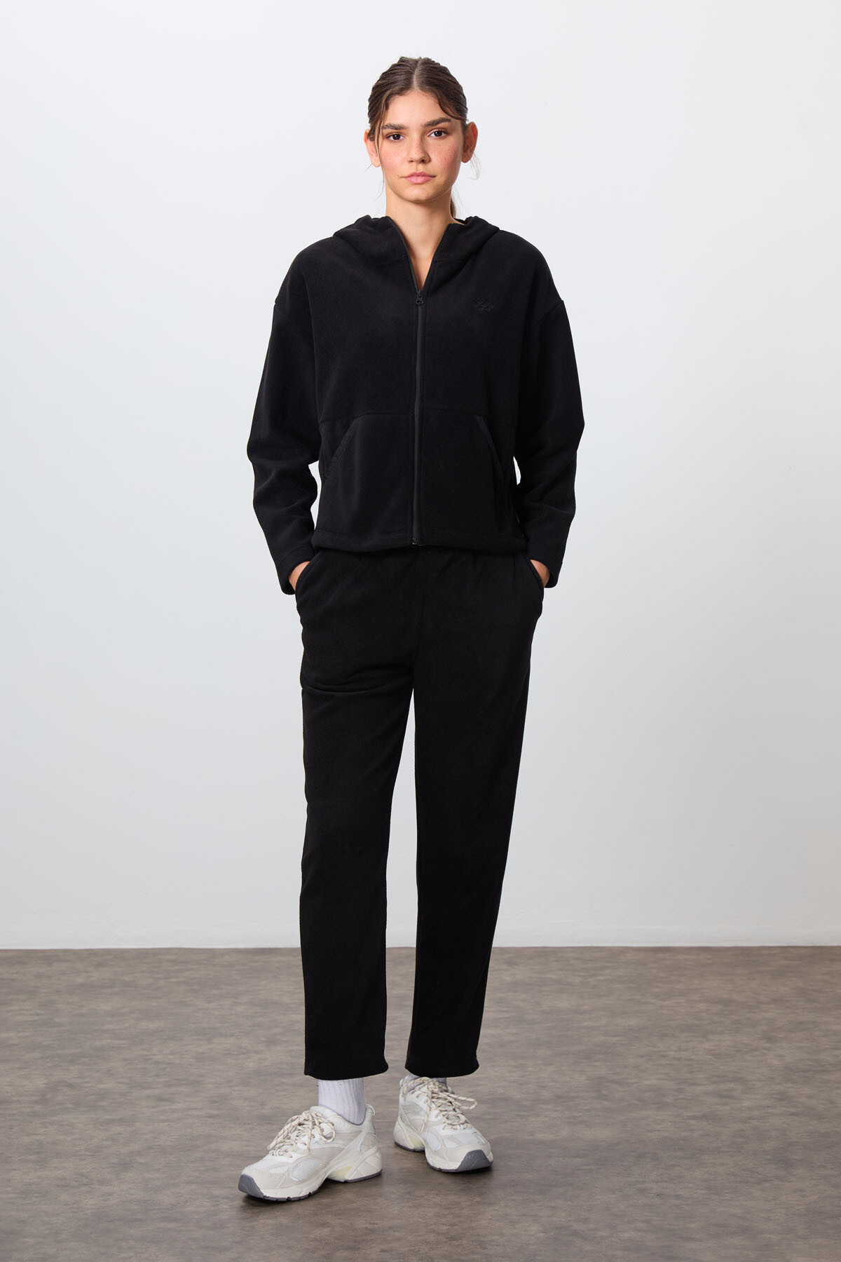 Siyah Kalın Yumuşak Dokulu Kapüşonlu Oversize Nakışlı Polar Kadın Eşofman Takım -95338 - TOMMYLIFE