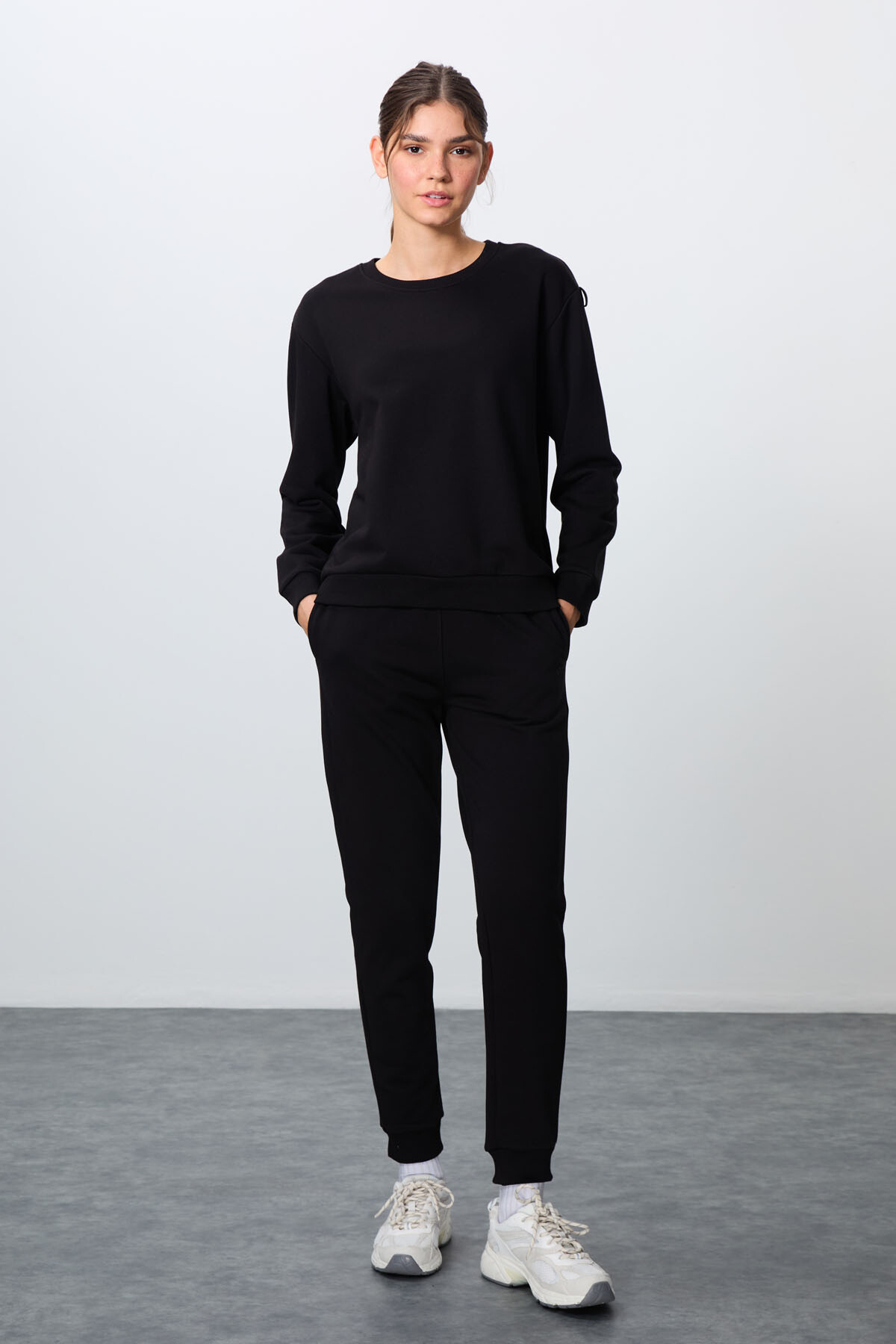 Siyah Kompakt Pamuklu Kalın Pürüzsüz Dokulu O Yaka Oversize Fit Kadın Eşofman Takım - 95341 - TOMMYLIFE