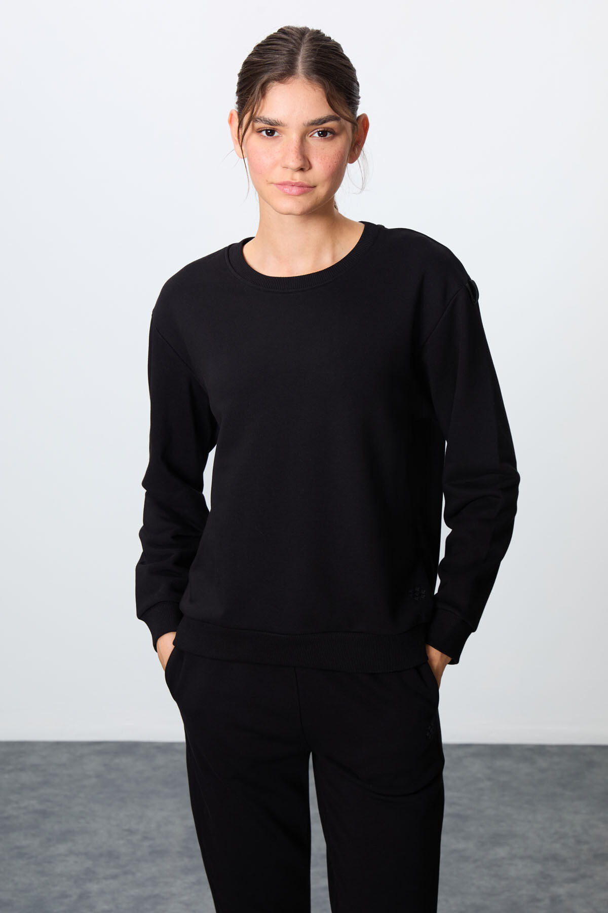 Siyah Kompakt Pamuklu Kalın Pürüzsüz Dokulu O Yaka Oversize Fit Kadın Eşofman Takım - 95341 - TOMMYLIFE (1)