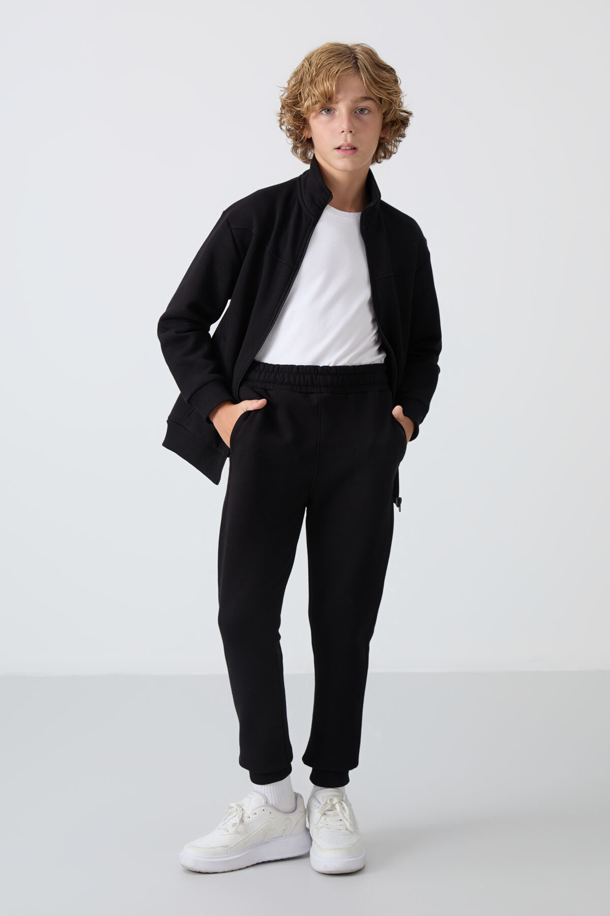 Siyah Pamuklu Kalın İçi Tüylü Yumuşak Dokulu Standart Fit Nakışlı Erkek Çocuk Eşofman Takım - 11240 - TOMMYLIFE (1)