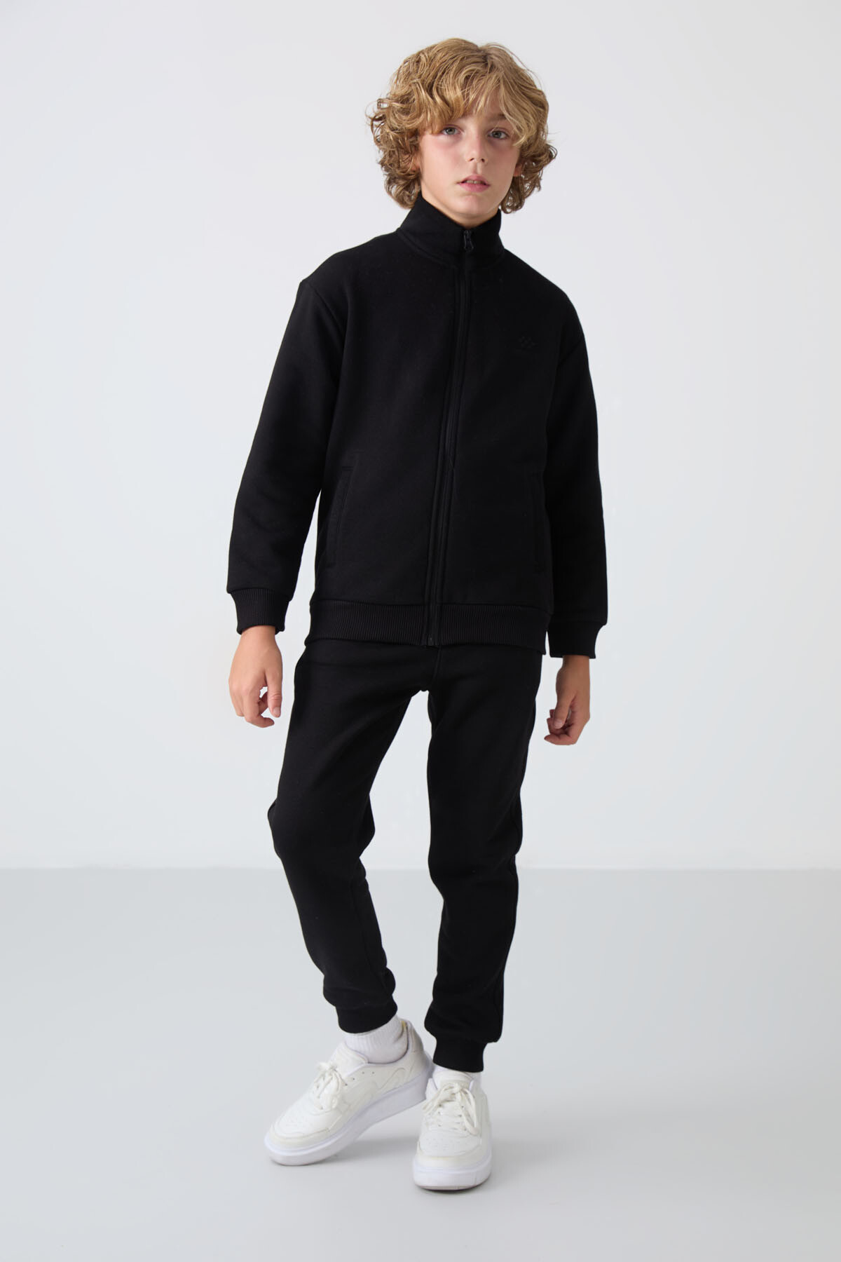 Siyah Pamuklu Kalın İçi Tüylü Yumuşak Dokulu Standart Fit Nakışlı Erkek Çocuk Eşofman Takım - 11256 - TOMMYLIFE